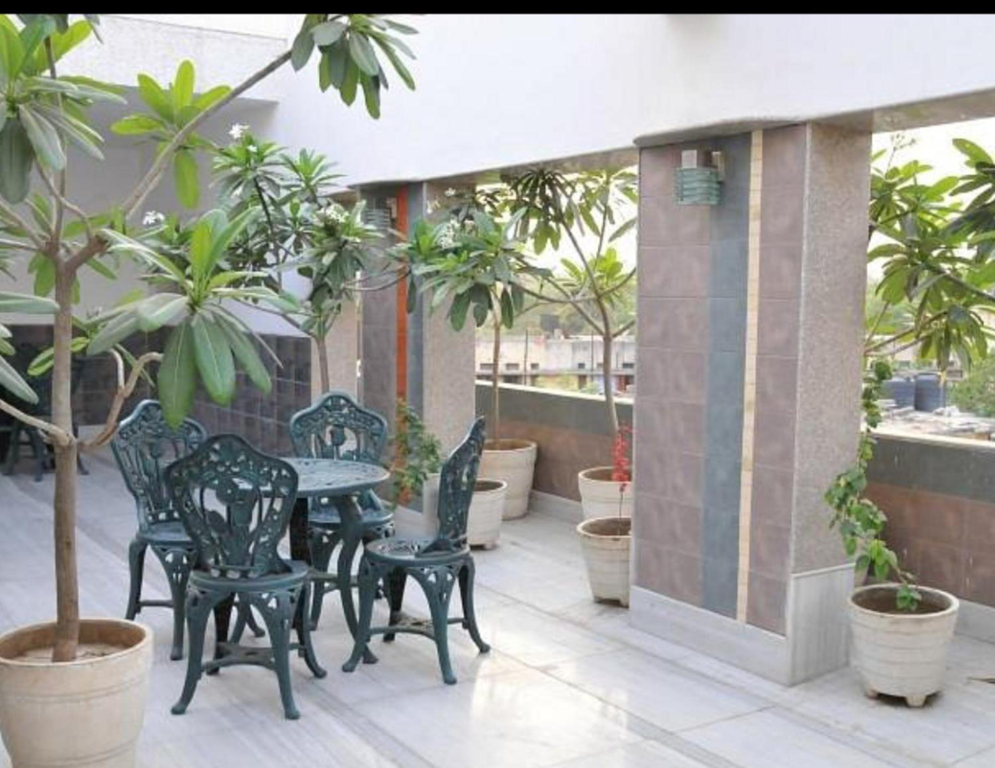 The Natraj Yes Please -New Delhi Hotell Exteriör bild